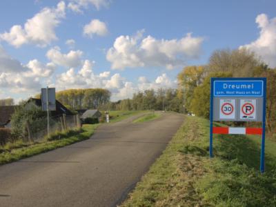 Dreumel is een dorp in de provincie Gelderland, in de streek Land van Maas en Waal, gemeente West Maas en Waal. Het was een zelfstandige gemeente t/m 1983. (© Jan Dijkstra, Houten)