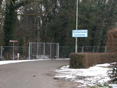 Echterheide heeft alleen een plaatsnaambordje komend vanaf de kant van Posterholt. Vanuit Duitsland komend staat er geen bordje. (© H.W. Fluks)