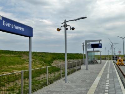 Sinds 2018 is er station Eemshaven, het noordelijkste treinstation van Nederland. Voorheen was dat Roodeschool. De spoorlijn is in 2018 doorgetrokken tussen beide locaties. Vandaar. (© Jan Oosterboer)