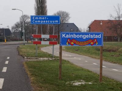 Emmer-Compascuum is een dorp in de gemeente Emmen. Tijdens carnaval heet het dorp Kainbongelstad. (© H.W. Fluks)