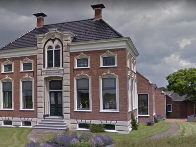 De kleine buurtschap Enzelens heeft één rijksmonument: boerderij Wester Enzelens uit 1883, die boer Jan Kraak heeft laten bouwen ter vervanging van zijn boerderij die moest wijken voor het afgraven van de wierde Enzelens. (© Google)
