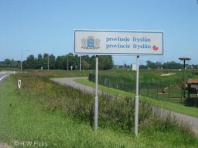 Sinds 1997 heet de provincie Friesland officieel Fryslân, óók in het Nederlands, wat ook blijkt uit dit bord. Nog niet alle 'Hollanders' weten dat. Maar ook Friezen spellen hun provincienaam - en verfrieste plaatsnamen - zelf nog wel eens verkeerd...