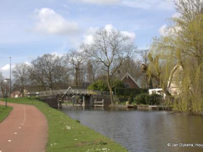 Tussen Harmelen en Woerden zien we buurtschap Geestdorp op de rechteroever van de Oude Rijn