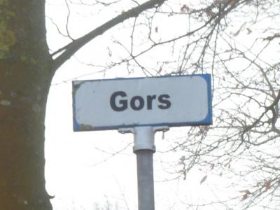 Het straatnaambordje van buurtschap Gors als je vanuit de Klinkstraat in Oudenbosch deze straat binnenkomt is eind 2018 voorzien van een tijdelijke witte naamsticker. Het bordje wordt later vervangen. (© Acronius van der Zweep)