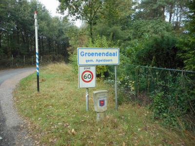 Groenendaal is een buurtschap in de provincie Gelderland, in de streek Veluwe, gemeente Apeldoorn. Naast het plaatsnaambord ook een fraaie grenspaal van de gemeente Apeldoorn. (© Hans van Embden)