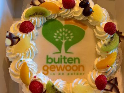 Groetpolder, Laura Rustenburg is in 2015 gestart met zorgboerderij Buitengewoon in de Polder, aan de rand van de polder, bij Lutjewinkel. In 2016 hebben ze het eenjarig bestaan gevierd met een lekkere taart. (© www.facebook.com/buitengewoonindepolder)