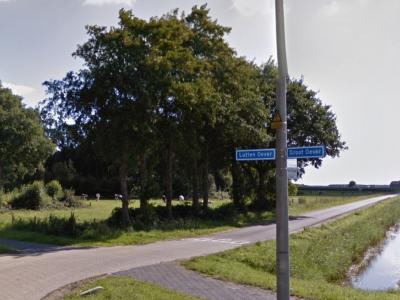 Ter hoogte van de Lutten Oeverweg gaan de buurtschappen Groot Oever en Lutten Oever in elkaar over. Ter plekke is dat goed te zien, omdat de gelijknamige straatnambordjes aan één paal zijn bevestigd. (© Google)