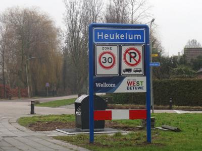 Heukelum is een dorp in de provincie Gelderland, in de streek Betuwe, gemeente West Betuwe. Het was een zelfstandige gemeente t/m 1985. In 1986 over naar gemeente Lingewaal, in 2019 over naar gemeente West Betuwe. (© H.W. Fluks)