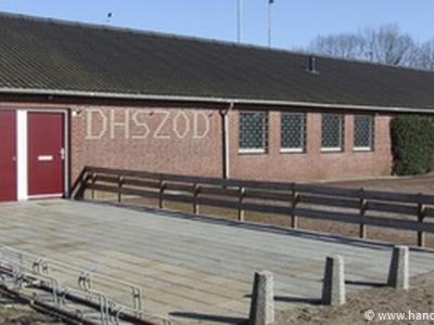 Dit is het clubgebouw van de handboogvereniging van Heusden. Je raadt vast nóóit waar de afkorting op de gevel voor staat (= de verenigingsnaam). Maar je mag spieken onder het kopje Links...