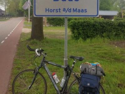 Gaat gemeente Horst aan de Maas dan eindelijk plaatsnaamborden plaatsen bij haar buurtschappen? Helaas: het blijkt de wisseltrofee van het jaarlijkse evenement 'Baas van Horst aan de Maas'. (©  Robin Smolders / http://robinfietst.nl)