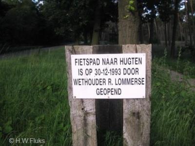 De weg van Maarheeze naar Someren heeft eind 1993 een vrijliggend fietspad gekregen. Vanuit Maarheeze, richting de buurtschap Hugten, wordt dat nog altijd d.m.v. dit bordje aangegeven.