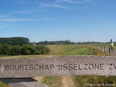 Van 2003 t/m 2015 was er de 'buurtschap IJsselzone' als samenwerkingsverband van de buurtschappen Spoolde en Schelle-Oldeneel. Per 2016 is de 'buurtschap' opgeheven. Zie verder het kopje Recente ontwikkelingen. Als aandenken is er nog dit hek...