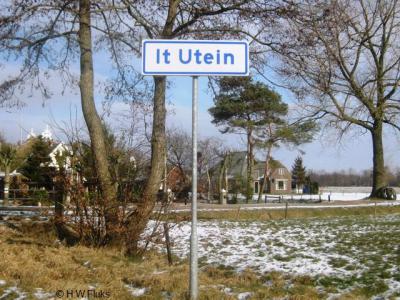 De buurtschap It Utein ligt aan de weg Utein en heet in het Nederlands Uiteinde