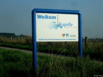 Kapelle is een dorp en gemeente in de provincie Zeeland, in de streek Zuid-Beveland. Met deze fraaie borden - dat mogen meer gemeenten doen! - word je welkom geheten in deze gemeente waarin o.a. een deel van het grootste Nationaal Park van Nederland ligt.