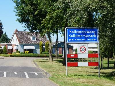 Kollumerzwaag is een dorp in de provincie Fryslân, gemeente Noardeast-Fryslân. T/m 2018 gemeente Kollumerland en Nieuwkruisland. Het huidige dorp is in 1971 ontstaan uit een samenvoeging van de toenmalige dorpen Kollumerzwaag, Zwagerveen en Zandbulten.