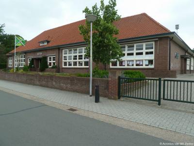 Openbare Basisschool Kotten in de gelijknamige buurtschap dateert uit 1933 en is een gemeentelijk monument.