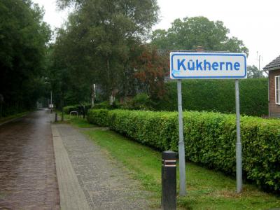 De buurtschap Kuikhorne heet tegenwoordig officieel Kûkherne (onder de gem. Tytsjerksteradiel sinds 1989, onder de gem. Dantumadiel sinds 2009). Toch is de Nederlandse variant ook nog altijd in gebruik, o.a. bij een lokale camping. (© H.W. Fluks)