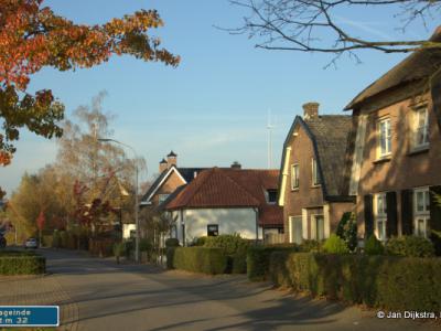 Laageinde, buurtschap van Geldermalsen. Het deel N van de spoorlijn naar Tiel.