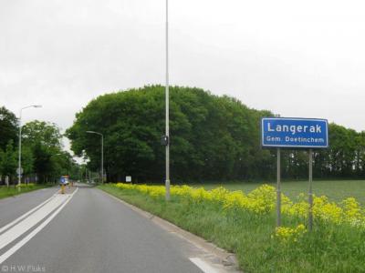 Buurtschap Langerak bij Doetinchem is, in tegenstelling tot de meeste andere buurtschappen in ons land, groot en dichtbebouwd genoeg voor een 'bebouwde kom', en heeft daarom blauwe plaatsnaamborden i.p.v. witte. Zie verder het hoofdstuk Links.