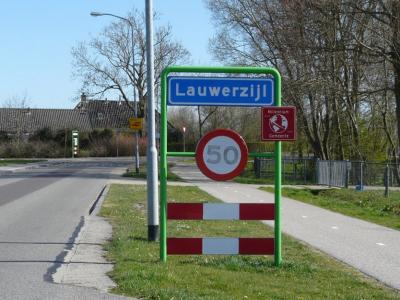 Lauwerzijl is een dorp in de provincie Groningen, in de streek en gemeente Westerkwartier. T/m 1989 gemeente Oldehove. In 1990 over naar gemeente Zuidhorn, in 2019 over naar gemeente Westerkwartier. (© H.W. Fluks)