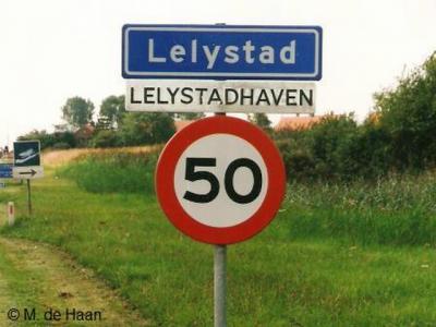Lelystad-Haven was aanvankelijk een werkeiland t.b.v. de inpoldering van Oostelijk Flevoland, later een dorp en nu een wijk van Lelystad. Jarenlang hebben er plaatsnaamborden gestaan (foto anno 1999). Helaas zijn die inmiddels verdwenen.