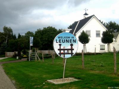 Leunen is een dorp in de provincie Limburg, in de regio Noord-Limburg, gemeente Venray. Naast de gebruikelijke plaatsnaamborden heten de inwoners je met deze fraaie borden welkom in hun dorp.