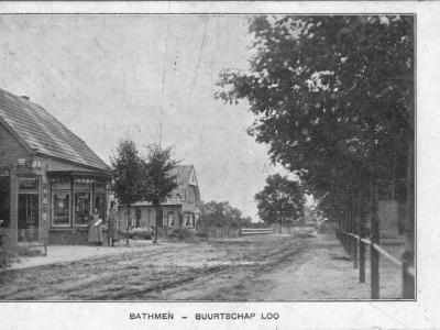 Ansichtkaart van buurtschap Loo bij Bathmen, met o.a. bakkerij Smijs. De kaart is afgestempeld in 1939, maar dateert o.i. uit ca. 1910, gezien de 'look and feel'. En de weg was toen nog niet verhard.