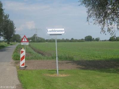 Luddeweer is als enige formele woonplaats in de voormalige gemeente Slochteren zo dunbebouwd dat het geen 'bebouwde kom' heeft en daarom witte plaatsnaamborden heeft i.p.v. blauwe komborden