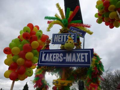 Tijdens de carnavalsoptocht van 2016 in Heythuysen laat Carnavalsvereniging De Kakers zien waar ze vandaan komen: buurtschap Maxet, die deels onder Heitse, deels onder Leivere valt (voor de Ollanders: Heythuysen en Leveroy). (© www.cvdekakers.nl)