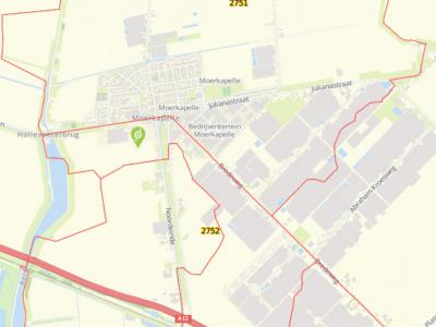 De grens tussen Moerkapelle en Zevenhuizen liep oorspronkelijk o.a. door de weg Moerkapelse Zijde. In de jaren zeventig heeft men een N deel van Zevenhuizen naar Moerkapelle verhuisd (= het vak op de kaart met de groene pijl erin). (© www.spotzi.com)