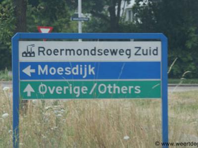 De buurtschap Moesdijk heeft geen plaatsnaamborden. Het richtingbord 'Moesdijk' in de omgeving verwijst naar het gelijknamige bedrijventerrein, N van de buurtschap.