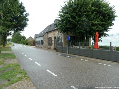 De naam van Café In Den Bocht in Moleneind heeft niet zozeer te maken met het feit dat die in een bocht ligt of beter gezegd aan een splitsing van twee polderwegen, maar aan het feit dat hier nog tot in de jaren zestig het ambacht bochten werd uitgeoefend