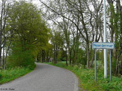 De Friese gemeenten zijn niet altijd consequent m.b.t. het Nederlands of Fries. Zo heet deze buurtschap - in de qua plaatsnamen Friestalige gemeente Tytsjerksteradiel - Noardermar, maar is deze gelegen aan de weg Noordermeer...