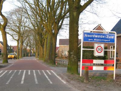 Het dorp Noordwolde-Zuid heeft in 1978 geen eigen postcode gekregen en ligt daarom voor de postadressen zogenaamd 'in' buurdorp Noordwolde, maar het is wel degelijk een eigen dorp met alles erop en eraan. Daarover kun je alles lezen op deze pagina.