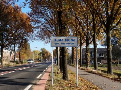 Tot medio 2018 was buurtschap Nude ter plekke alleen herkenbaar aan de gelijknamige straatnaambordjes op Rhenens grondgebied. Sindsdien staan er plaatsnaamborden in het Wageningse deel, met de volksmondnaam - voor dat gedeelte - Oude Nude. (© H.W. Fluks)
