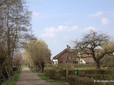 De buurtschap Ockhuizen omvat louter mooie, monumentale boerderijen - zoals op de foto de 18e-eeuwse, rijksmonumentale boerderij 't Klaverblad op Ockhuizerweg 20 - en het recent buiten werking gestelde Gemaal Haarrijn uit 1949.