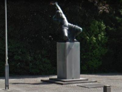 Monument voor verzetsman Jan de Rooij uit buurtschap Oosteind bij Sprang, die eind 1944 door de Duitsers is gefusilleerd. Voor nadere informatie zie het hoofdstuk Bezienswaardigheden. (© Google)
