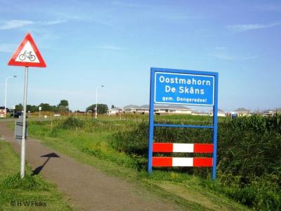 Oostmahorn is - hoe klein ook - een heus dorp met een eigen bebouwde kom. Helaas heeft het dorp vooralsnog geen eigen postcode en plaatsnaam in het postcodeboek, waardoor het dorp voor de postadressen 'in' Anjum ligt.