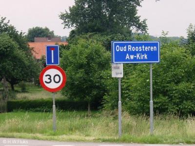 Een plaatsnaam die met Oud begint, is taalkundig in principe met koppelteken. Oud Roosteren is echter op de plaatsnaam- en straatnaamborden zonder koppelteken. De Limburgse spelling is daarentegen weer wél met koppelteken...
