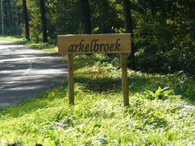In 2015, of wellicht al eerder, verschijnen ineens fraaie plaatsnaamborden Arkelbroek in het buitengebied N van Achterveld. Als iemand hier meer over kan vertellen, houden wij ons aanbevolen. (© H.W. Fluks)