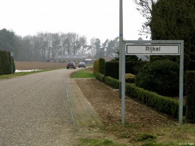 Tot enkele jaren geleden had de buurtschap Rijkel alleen witte plaatsnaamborden en lag het dus buiten de 'bebouwde kom'.