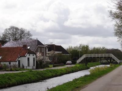 Dit soort bruggetjes heet in Groningen een 'hoogholtje', hier over het Achterdiep in de gelijknamige buurtschap bij Sappemeer. Ze worden zo hoog gemaakt opdat scheepvaartverkeer er makkelijker onderdoor kan. (https://groninganus.wordpress.com)