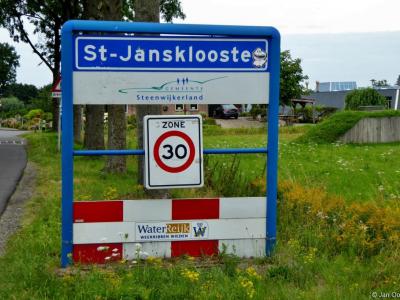 Op de plaatsnaamborden van het dorp Sint Jansklooster staan 3 spelfoutjes. Hoe dat zit, kun je lezen in het hoofdstuk Naam.