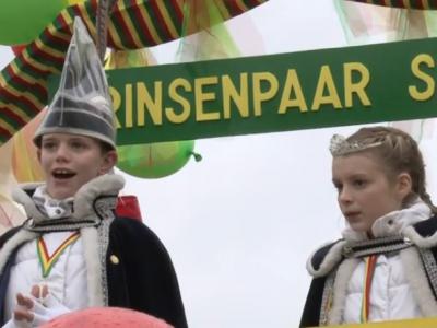 Ook het dorp Slek heeft een carnavalsoptocht, en zelfs een speciale kinderoptocht. Hier het Prinsenpaar 2016 tijdens de Kènjeroptoch van dat jaar. (© CHM Multimedia Services/www.chm.nl)