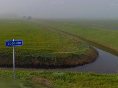 De vroegere gemeente Franekeradeel was erg zuinig met plaatsnaambordjes - en in dit geval ook straatnaambordjes - bij haar buurtschappen; bij buurtschap Sopsum hebben we alleen één straatnaambordje gevonden, aan het W uiteinde van de buurtschap. (©Google)