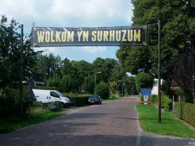 Surhuizum is een dorp in de provincie Fryslân, gemeente Achtkarspelen. De inwoners heten je met dit fraaie spandoek welkom in hun dorp.