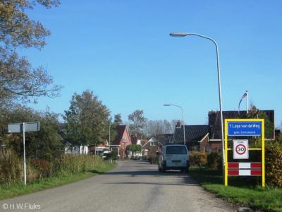 't Lage van de Weg is een los van Uithuizen gelegen dorp met een eigen bebouwde kom en dus blauwe komborden, maar er is destijds 'vergeten' het dorp een eigen postcode toe te kennen en daarom ligt het voor de postadressen zogenaamd 'in' Uithuizen.