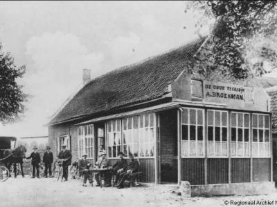 Café De Oude Teersdijk is in 1933 afgebrand. Slechts enkele jaren later, in 1937, brandt ook opvolger Café De Nieuwe Teersdijk af, door klungelig en hilarisch optreden van de Wijchense brandweer. Zie daarvoor verder onder het kopje Eten en drinken.