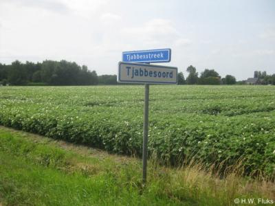 De buurtschap die tot voor kort bekend stond als Tjabbesstreek (o.a. in de atlassen en op de straatnaamborden) is, getuige recent geplaatste plaatsnaamborden, hernoemd in Tjabbesoord. 