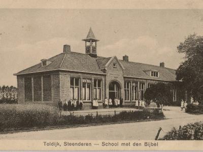 Sinds 1872 is er een lagere school in Toldijk, tegenwoordig basisschool De Rank geheten, vanouds de 'School met den Bijbel', hier afgebeeld op een ansichtkaart uit ca. 1920.